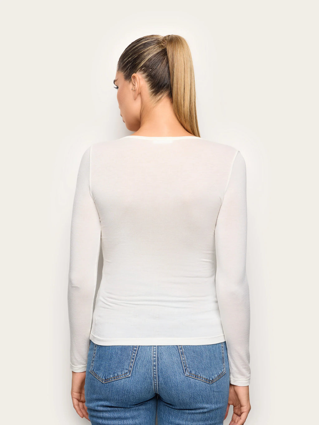 Yamamay Albania Long-sleeve v neck T-shirt | AMAD193005035_05_44fa8668-2dd6-4ddd-8d40-39843325a9f2.jpg