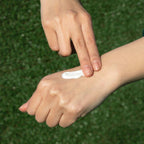 Farmstay Tea Tree Biome Calming Sun Cream – krem dielli qetësues me tea tree për mbrojtje dhe balancim të lëkurës nga Bassko.