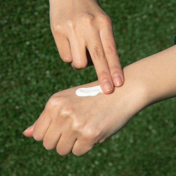 Farmstay Tea Tree Biome Calming Sun Cream – krem dielli qetësues me tea tree për mbrojtje dhe balancim të lëkurës nga Bassko.