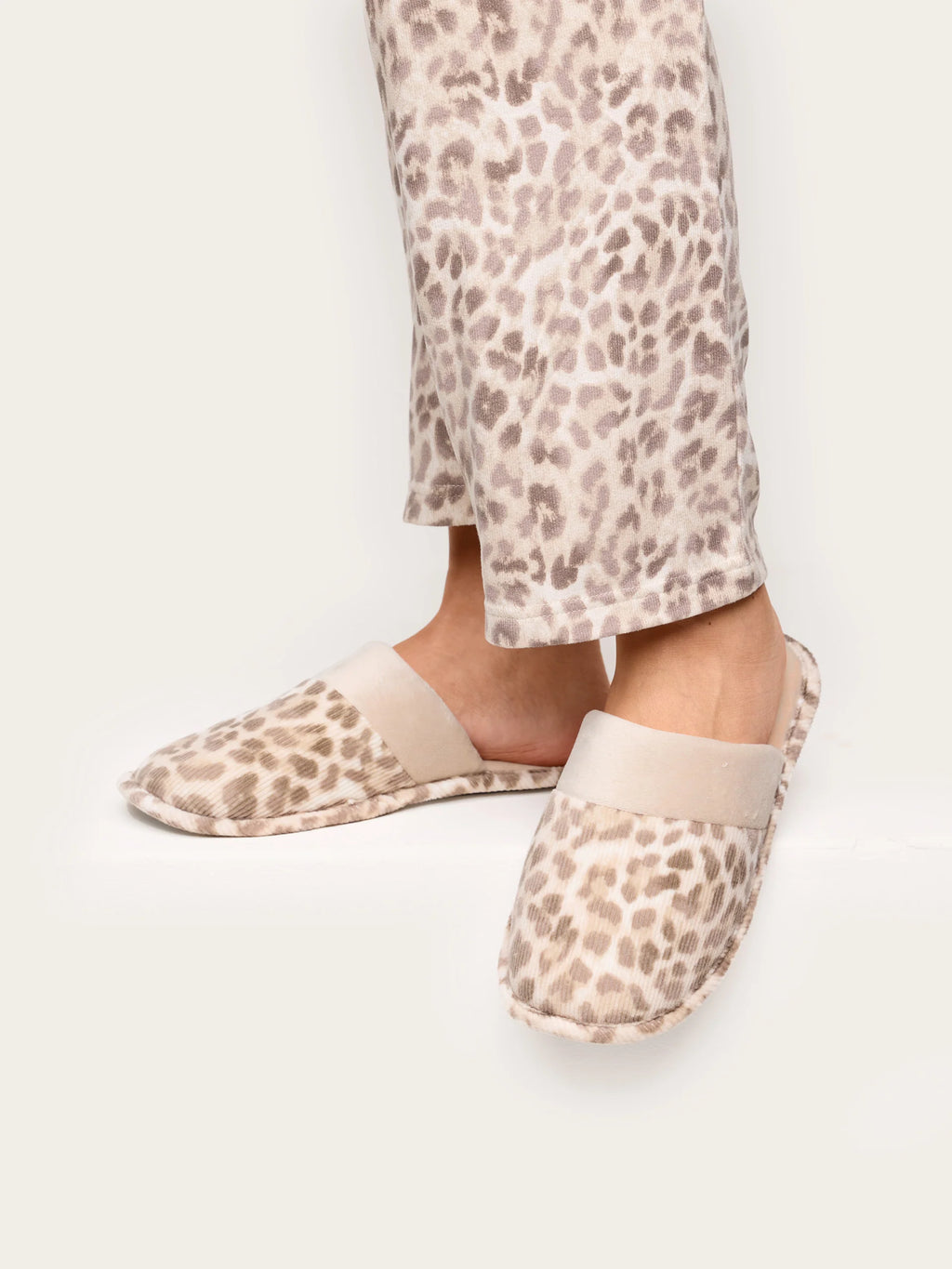 Yamamay Albania Slippers | SPFD193002128_02_5a5069ad-56c2-4901-8906-eab191572b57.jpg
