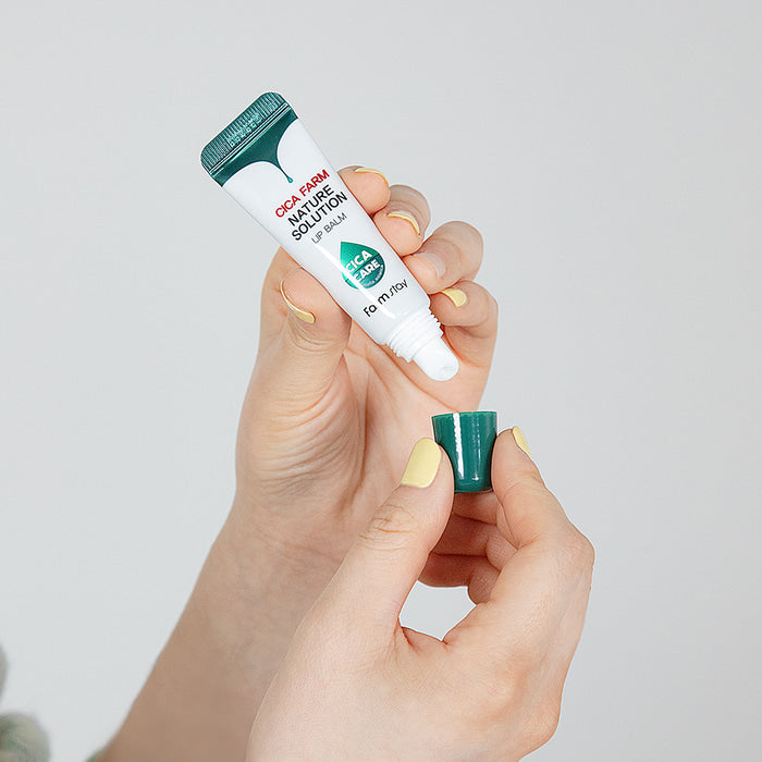 Farmstay Cica Farm Nature Solution Lip Balm – balsam buzësh qetësues dhe hidratues me centella nga Bassko.