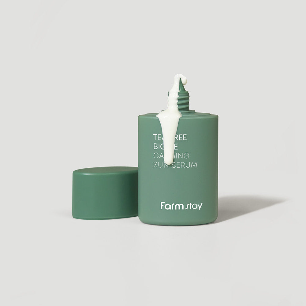 Farmstay Tea Tree Biome Calming Sun Serum – serum dielli i lehtë dhe qetësues me tea tree për mbrojtje dhe freski të lëkurës nga Bassko.